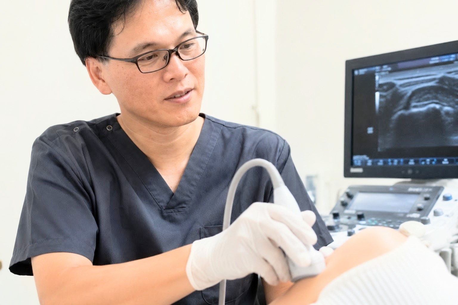 みやざき整形外科の院長が超音波検査を行う様子